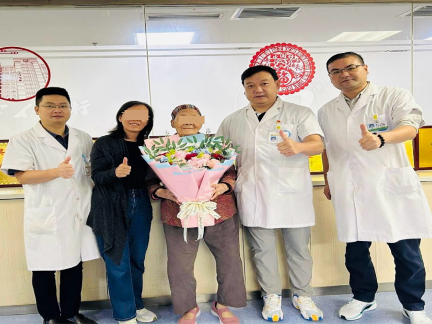 技术突破与人性化照护的完美融合丨神经外科86岁患者开颅术后康复出院
