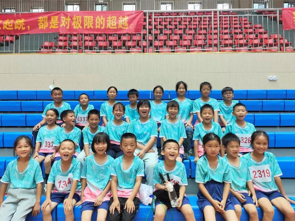 武冈市湾头桥镇泉塘完全小学斩获“奔跑吧 邵阳”2025年武冈市学生跳绳比赛团体小乙组桂冠