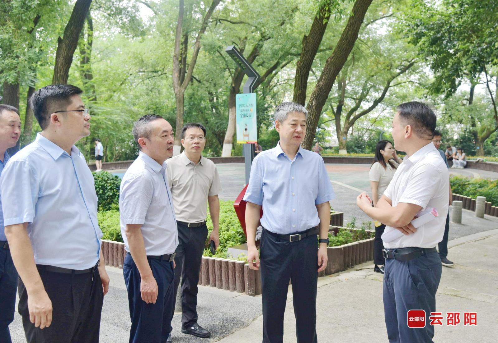 严华在市区暗访督导城市文明建设和食品安全工作
