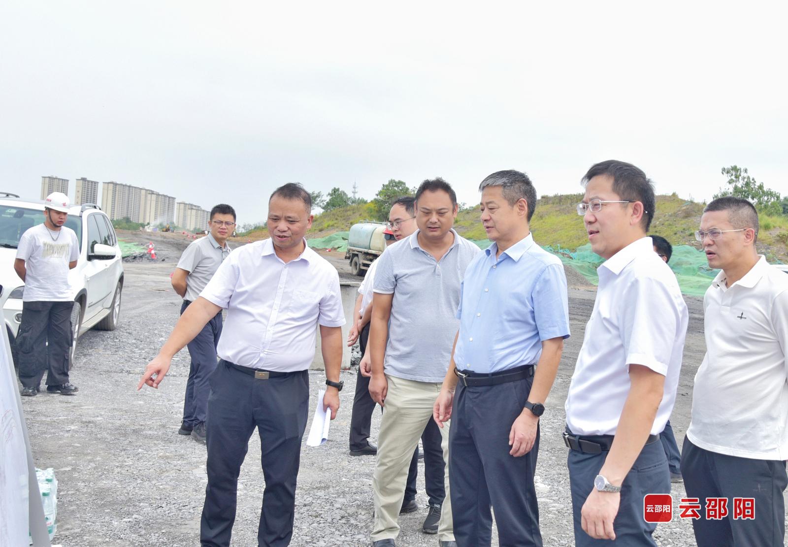 严华在市区调研重点项目建设情况