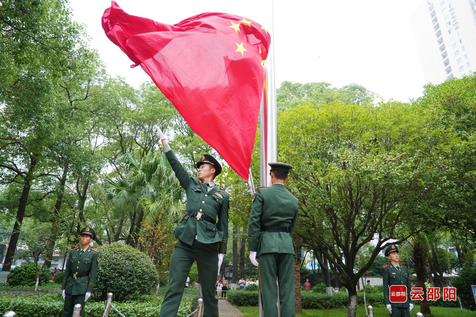 邵阳市委、市政府机关举行升国旗仪式 祝愿伟大祖国繁荣昌盛