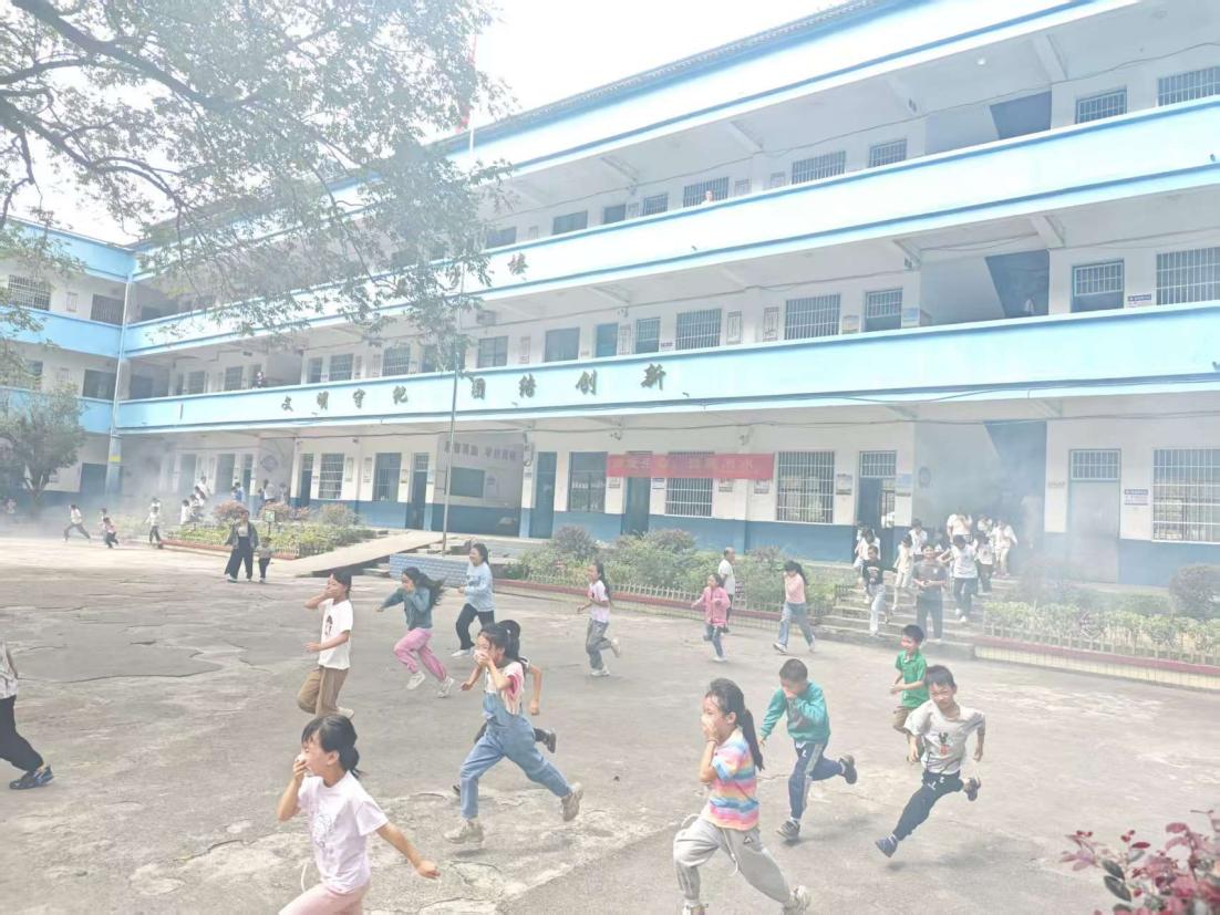 新宁县黄金瑶族乡中心小学开展应急疏散演练活动