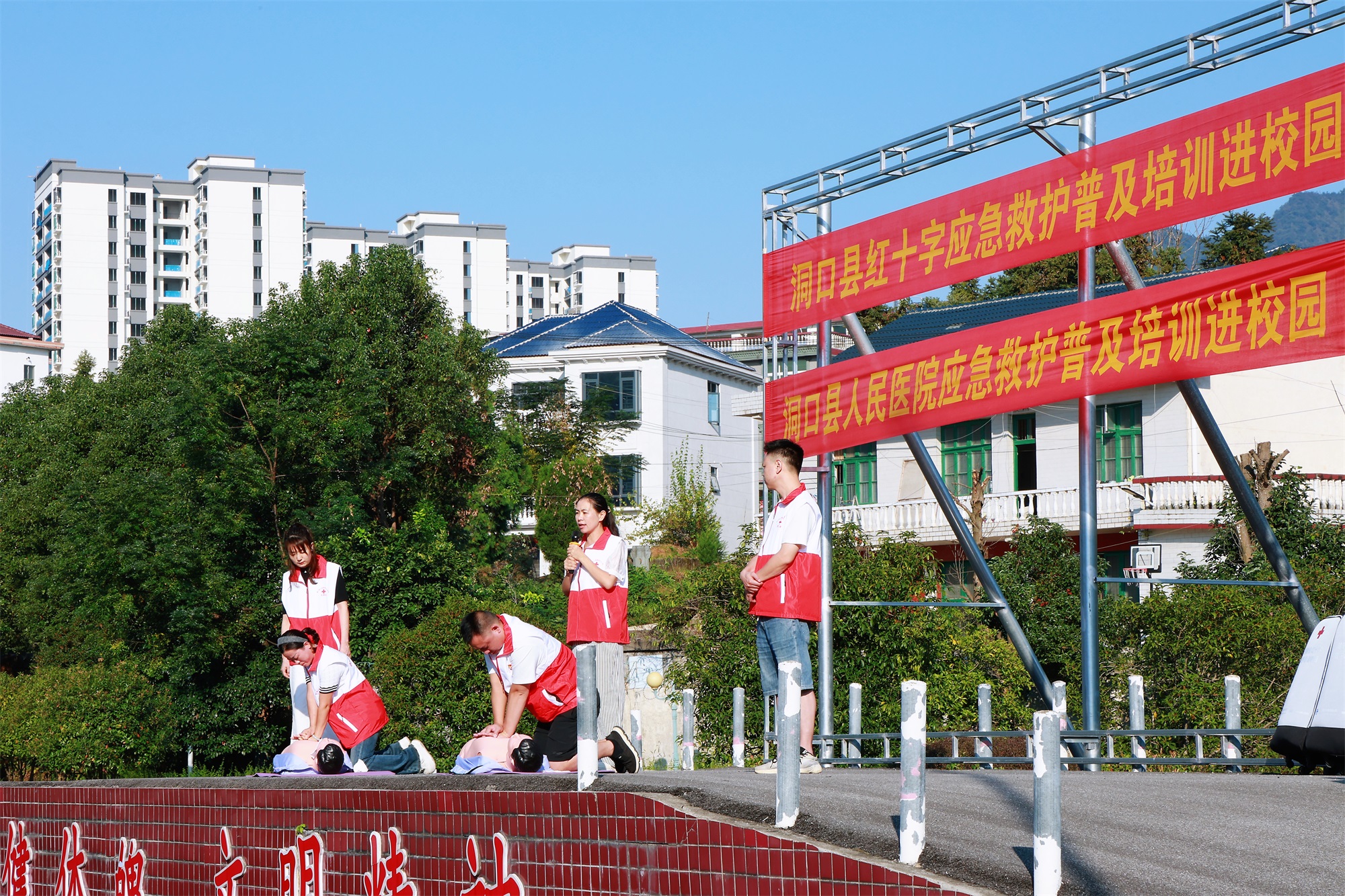 洞口县开展应急科普活动两千余名师生学习急救技能