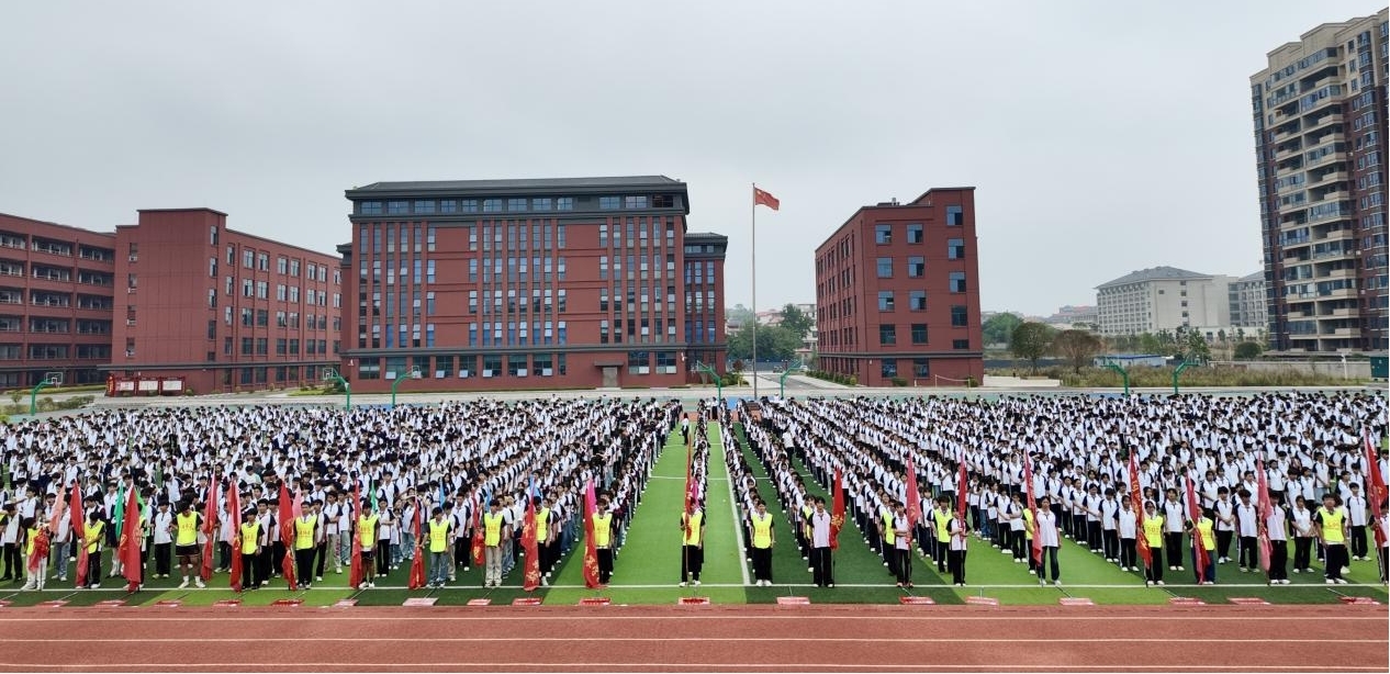 武冈市篮深学校举行“铿锵步伐踏青春 同心筑梦向未来”跑操比赛