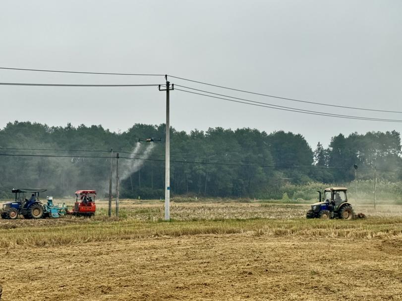洞口县岩山镇岩山村开展新型农机演示会