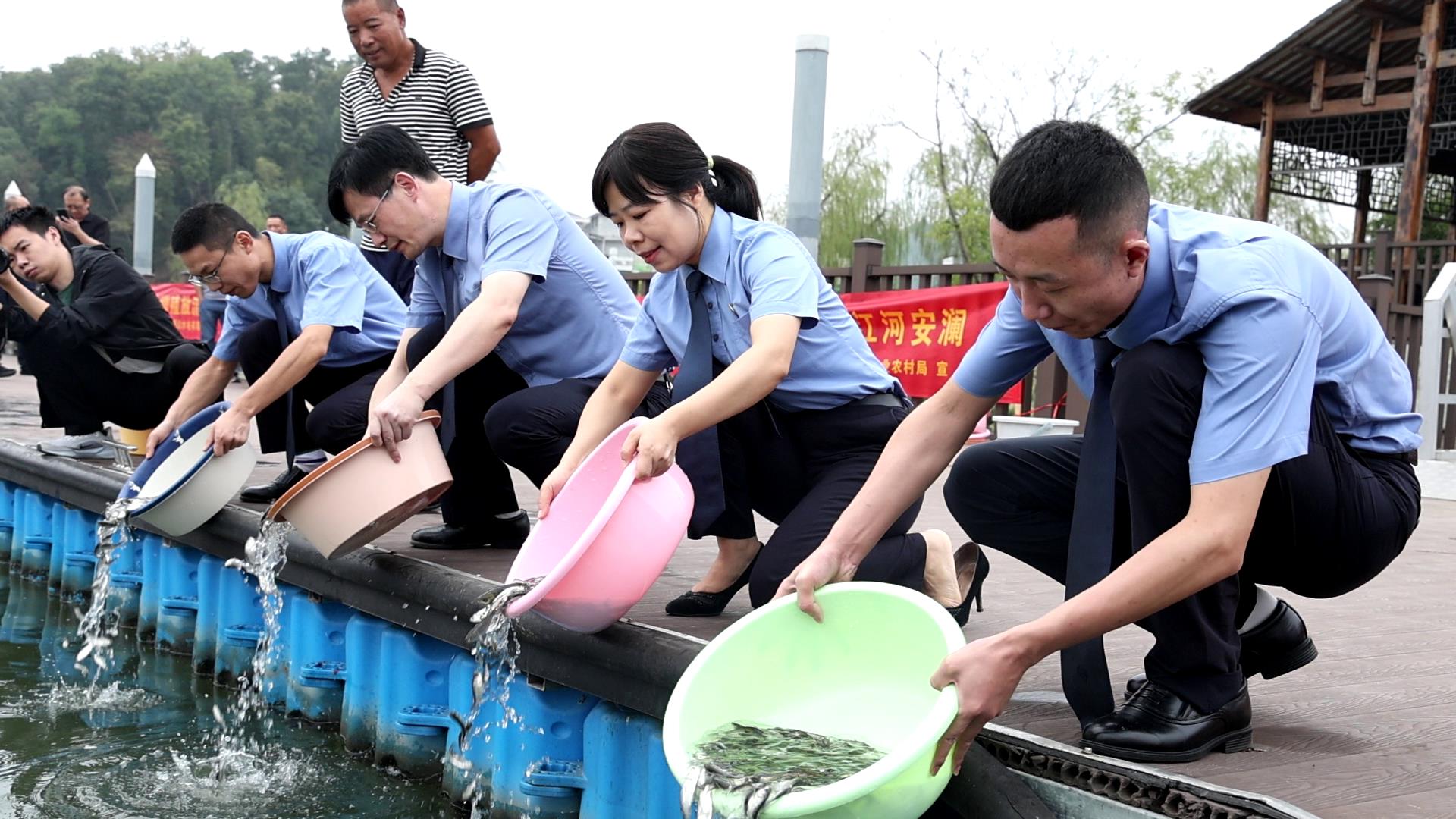邵阳县检察院开展生态修复人工增殖放流活动