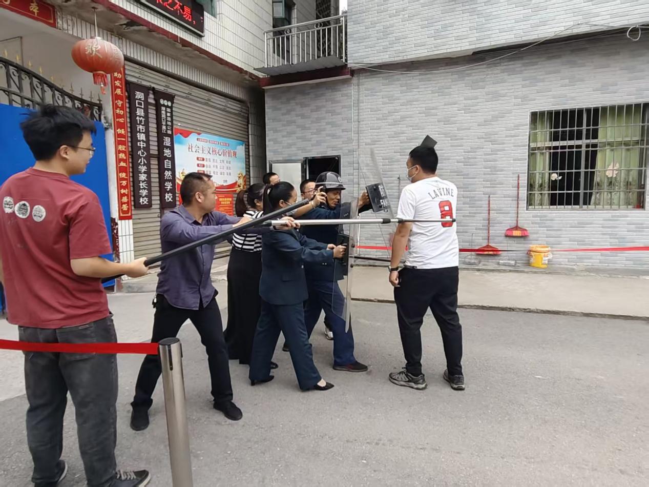 洞口县竹市镇中心小学开展反恐防暴安全演练活动