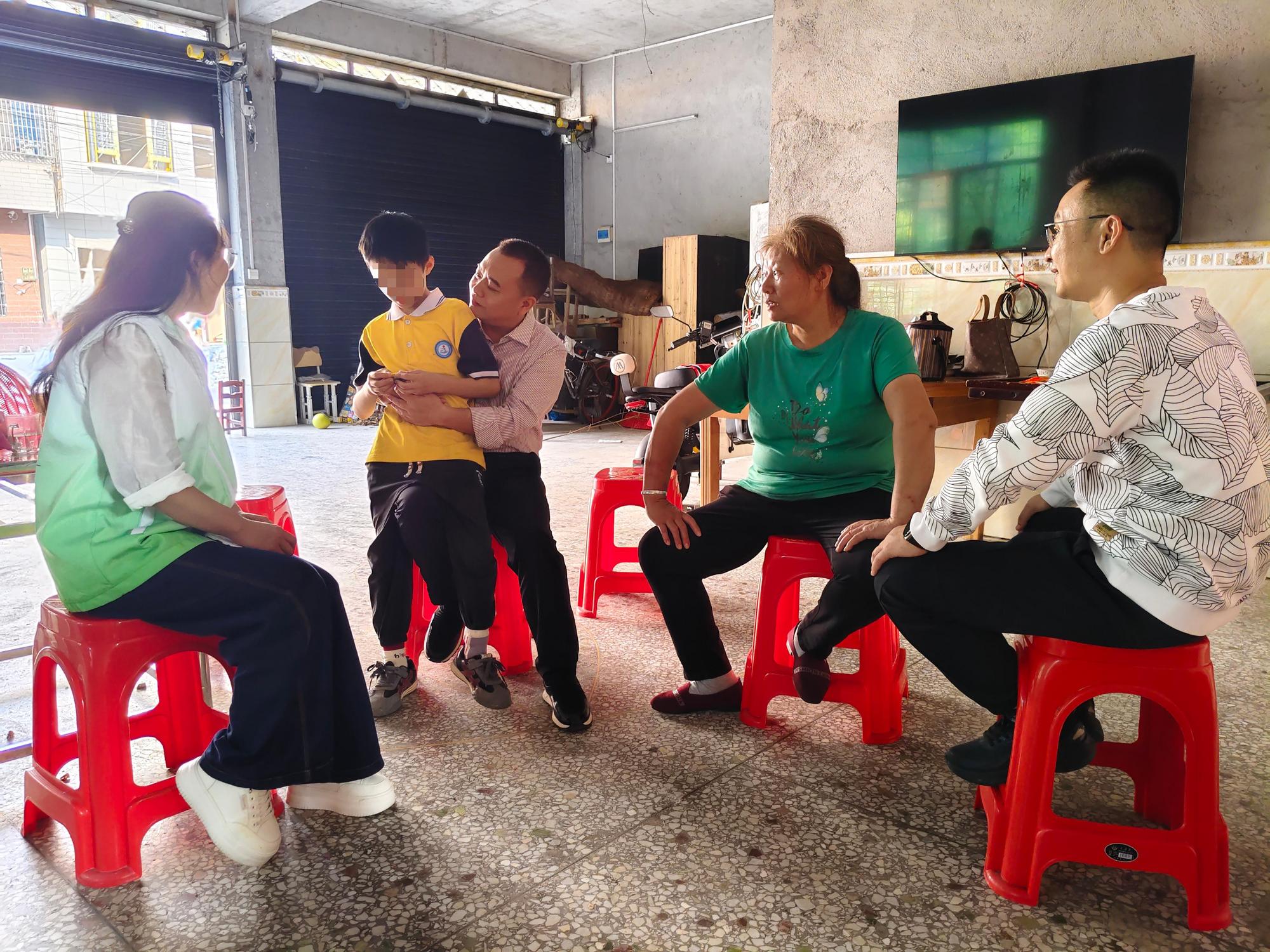 洞口县民政局开展特殊留守儿童走访慰问活动