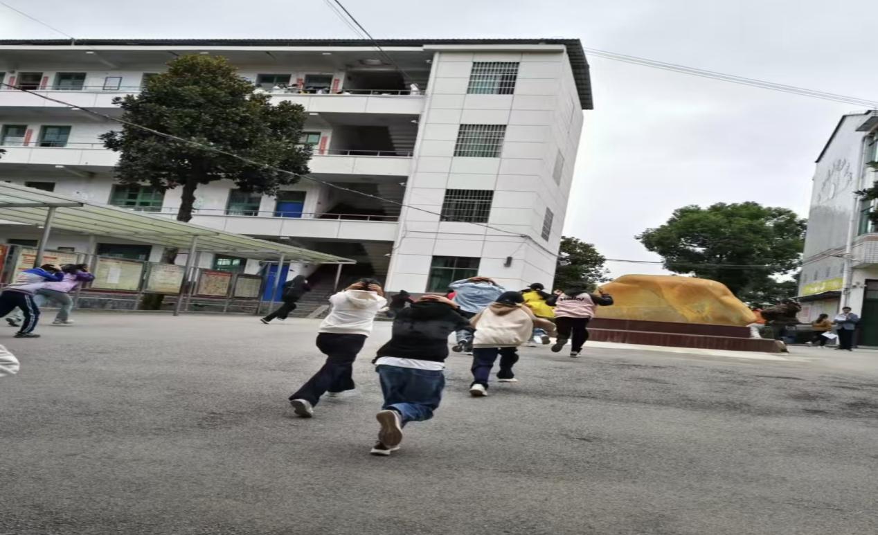 洞口县岩山镇菱角中学举行轻微地震应急演练活动