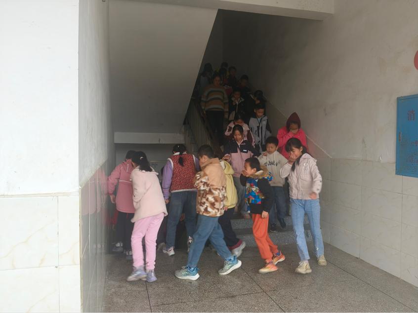 洞口县黄桥镇正山完全小学开展消防演练进校园活动