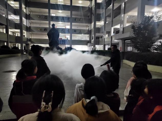 洞口县山门镇中心学校举行夜间消防演练活动