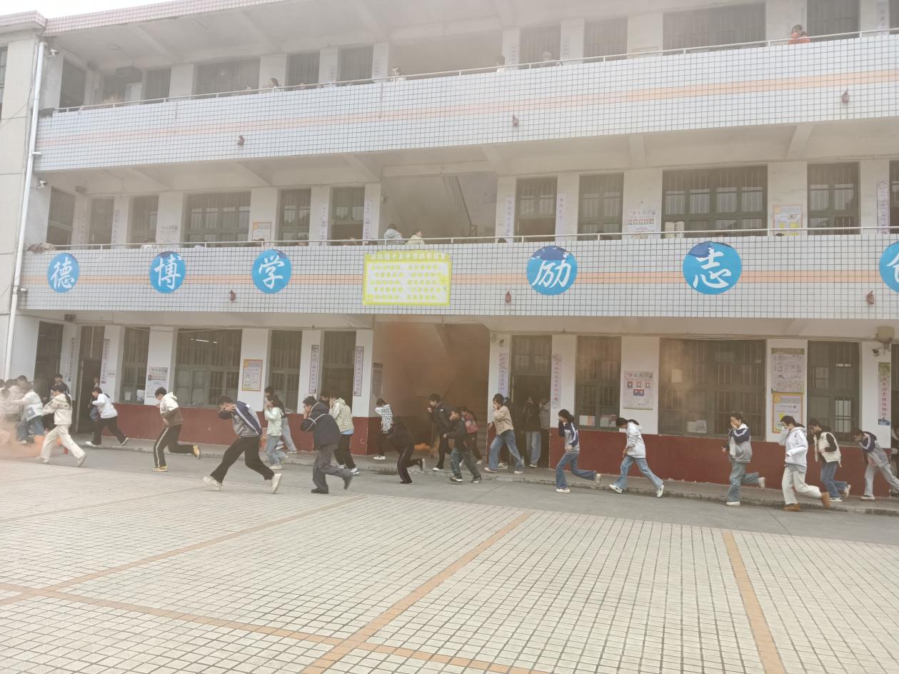 洞口县石江镇干木中学开展2025年秋季学期应急疏散演练活动