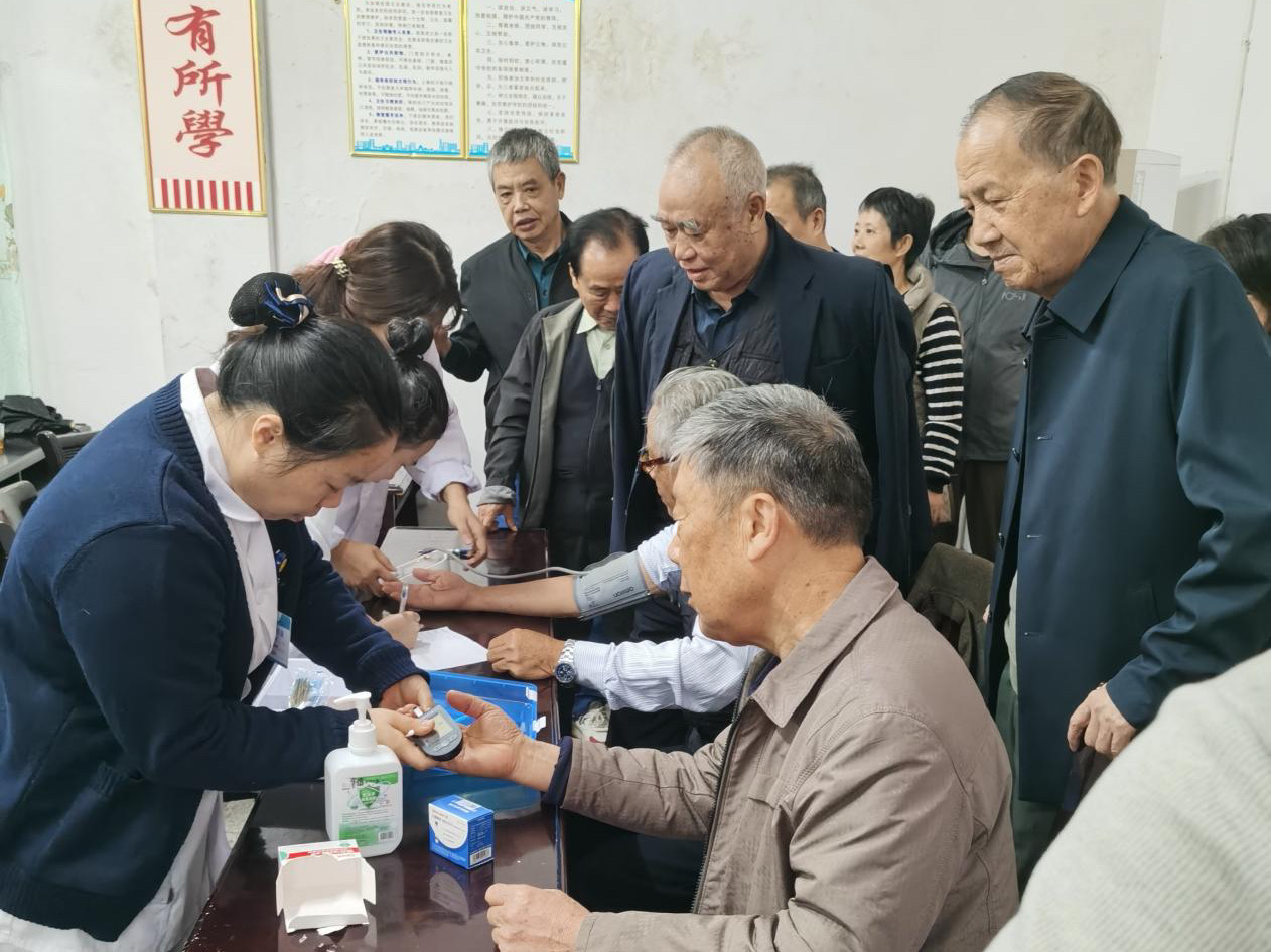 新宁县中医医院开展“金秋送健康,中医暖桑榆”健康讲座与义诊活动