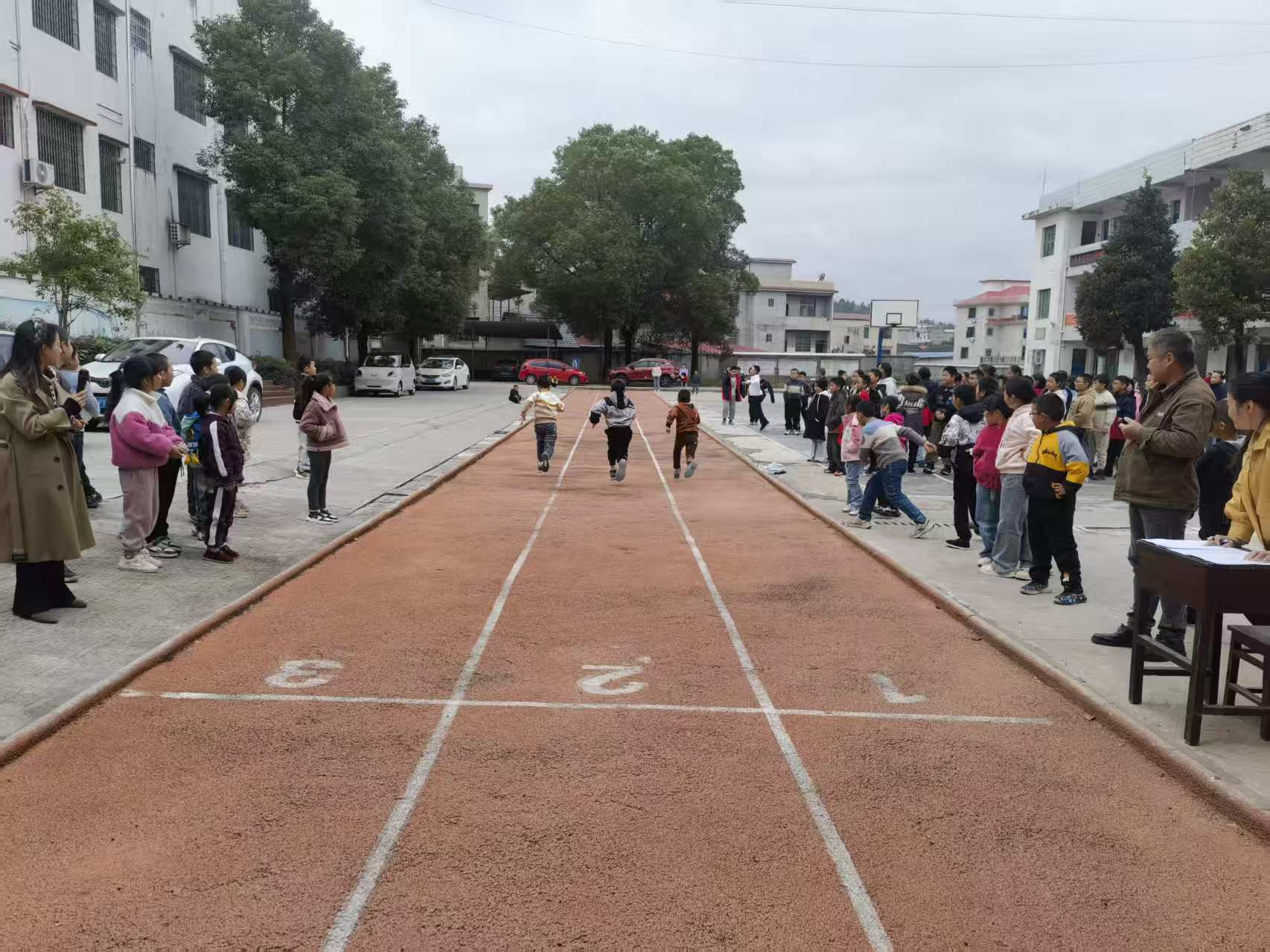 洞口县竹市镇秀丰完全小学举行秋季田径运动会