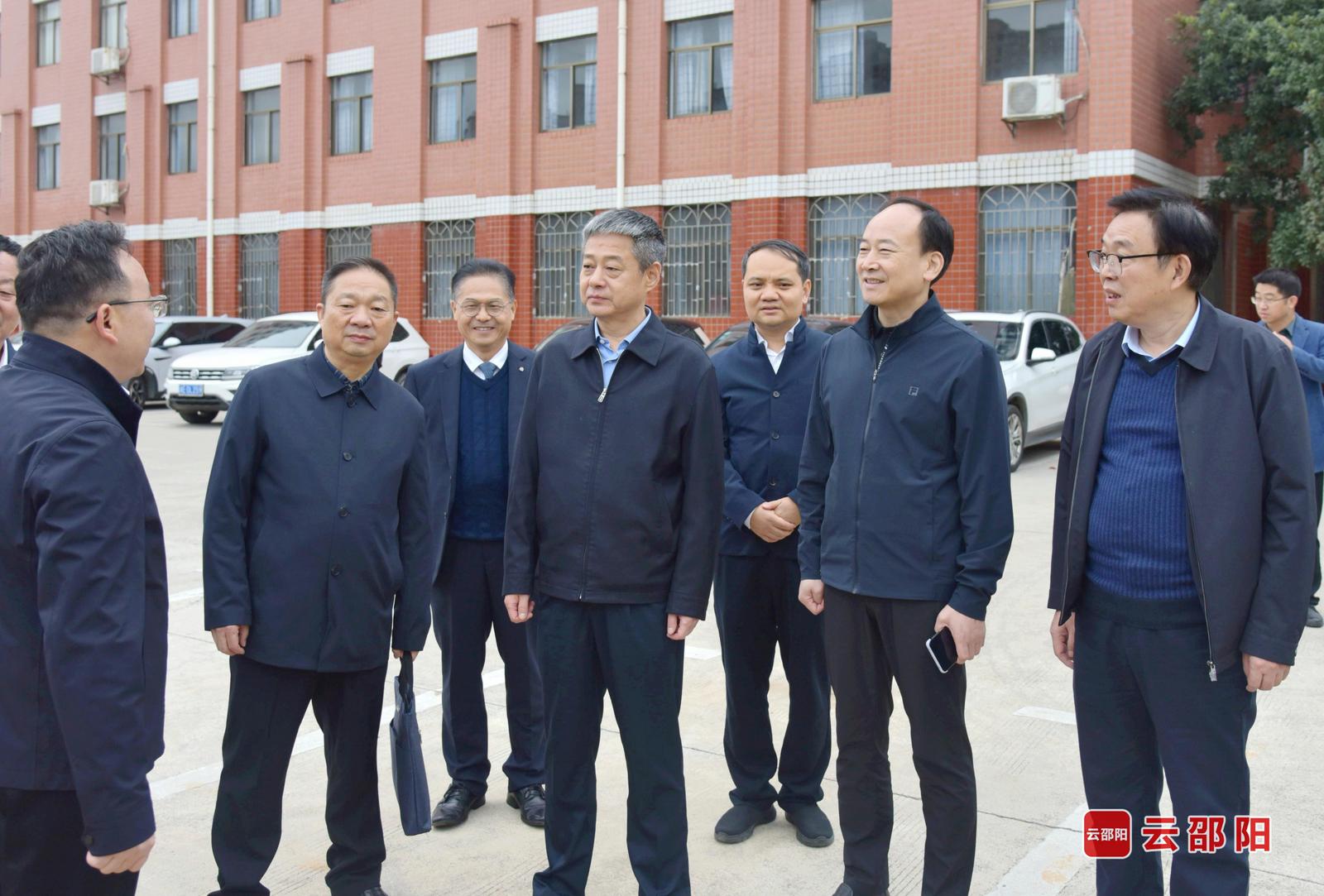 严华在邵阳学院就校园周边环境整治进行现场办公