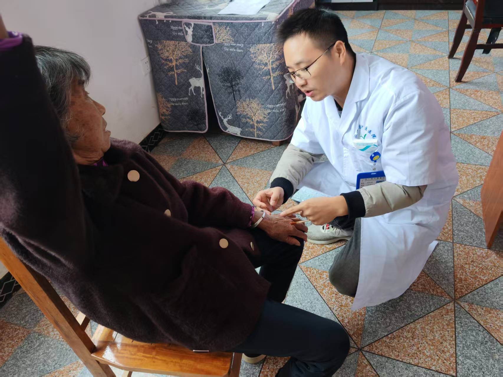 洞口县医共体医院水东镇分院开展中医药义诊下村活动