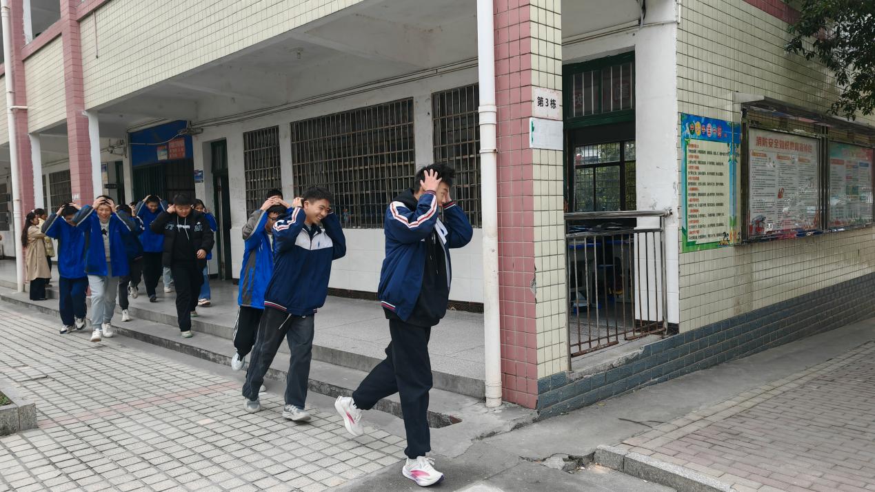 洞口县文昌街道城关初级中学举行多场景应急疏散演练