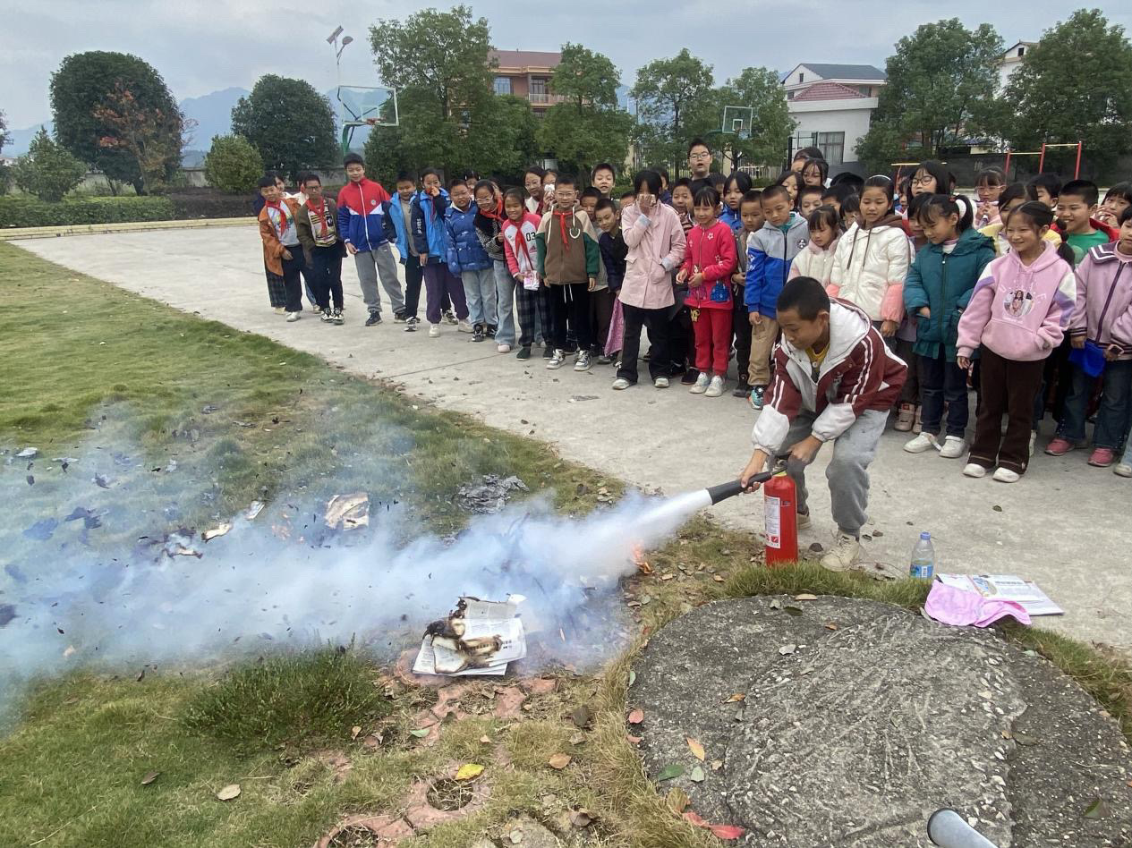 洞口县花古街道苗竹小学举行消防应急疏散演练活动