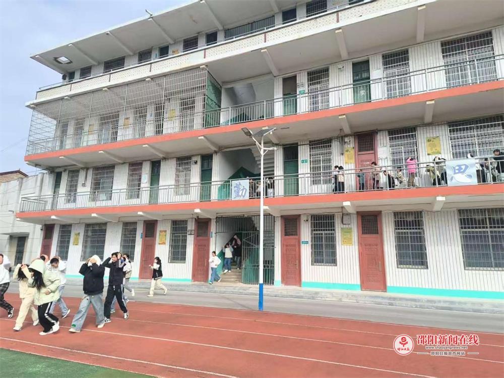 筑牢安全防线，守护生命校园——邵东县茶子山中学成功开展防震避险应急疏散演练