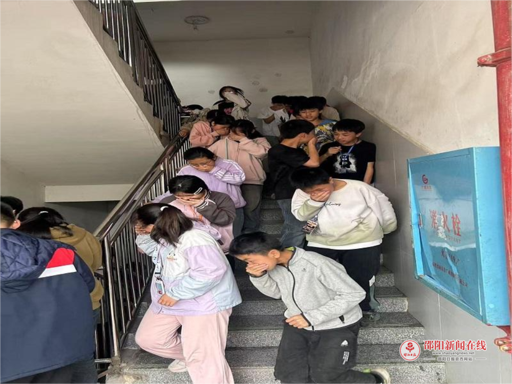 隆回县西洋江镇苏河中学开展消防、防震安全应急演练