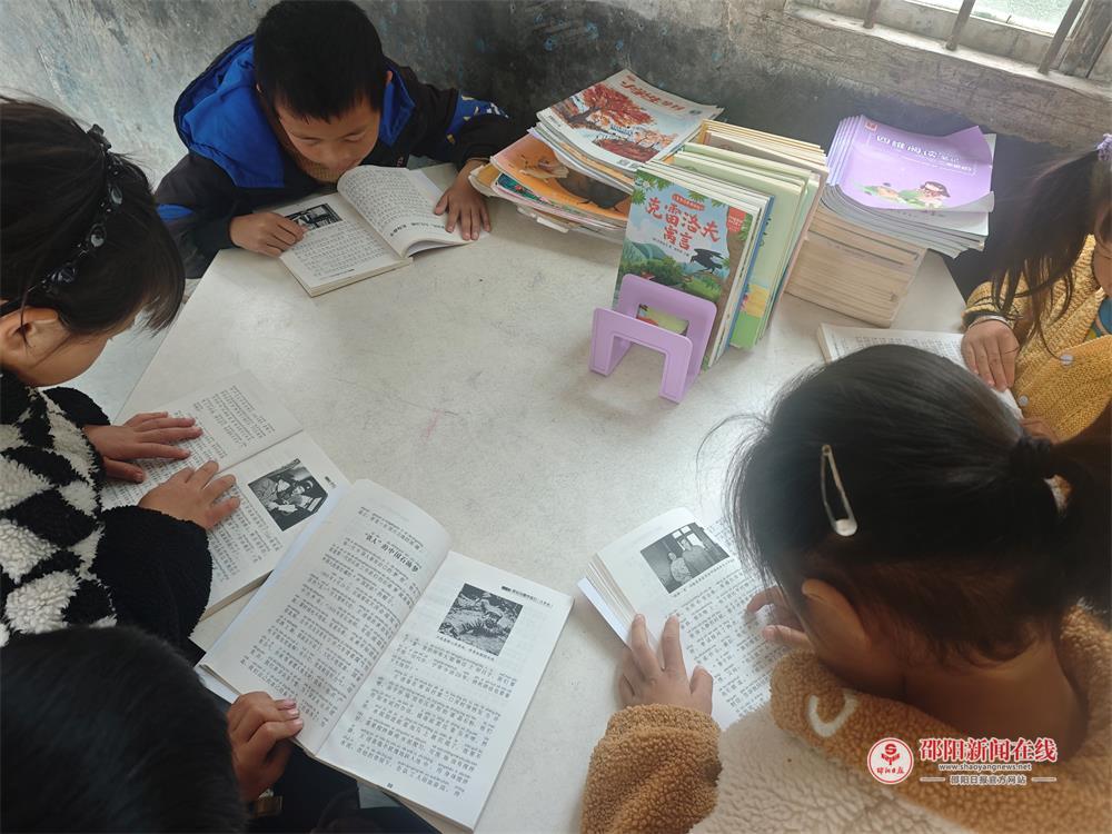 隆回县麻塘山乡烟竹坪小学开展“画我心中的英雄”主题活动：以画笔致敬榜样力量