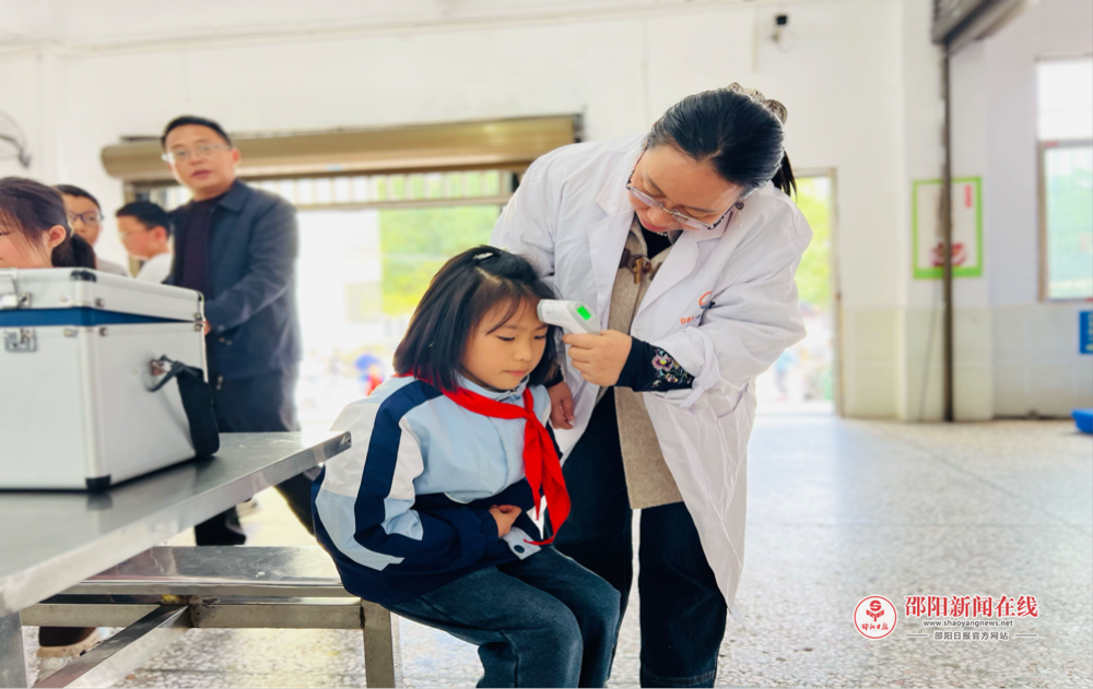 筑牢安全防线 守护舌尖安全——武冈市第二实验小学开展食品安全应急演练活动