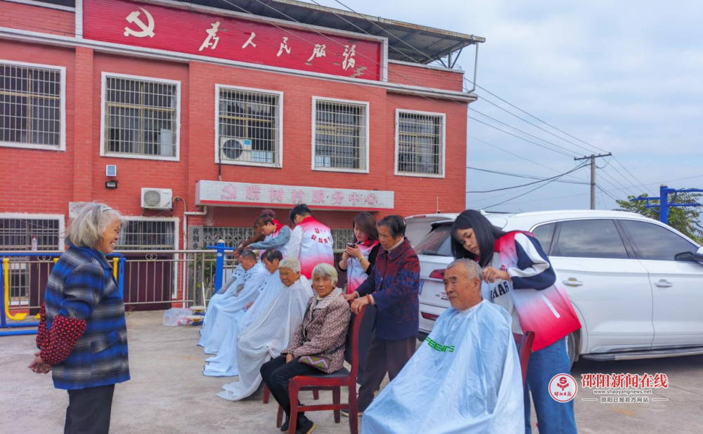 邵阳县黄荆乡携手社会爱心人士开展关爱服务活动