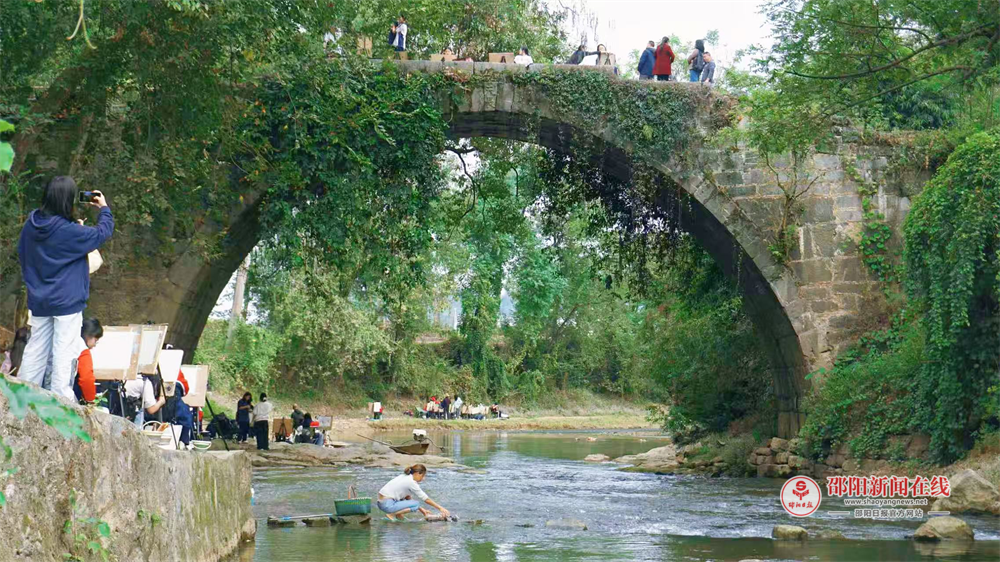 邵阳县工业职业技术学校美术学子赴长乐乡伏溪村写生