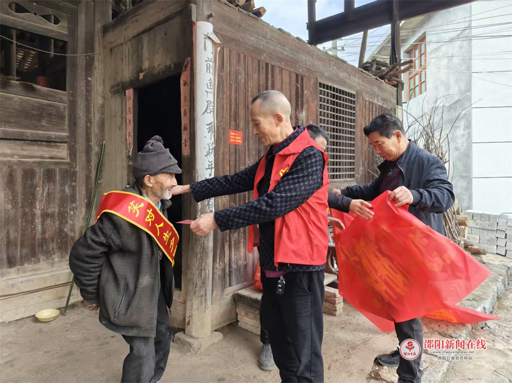 新宁县安山乡老年协会携手韵舞电器慰问模范老人