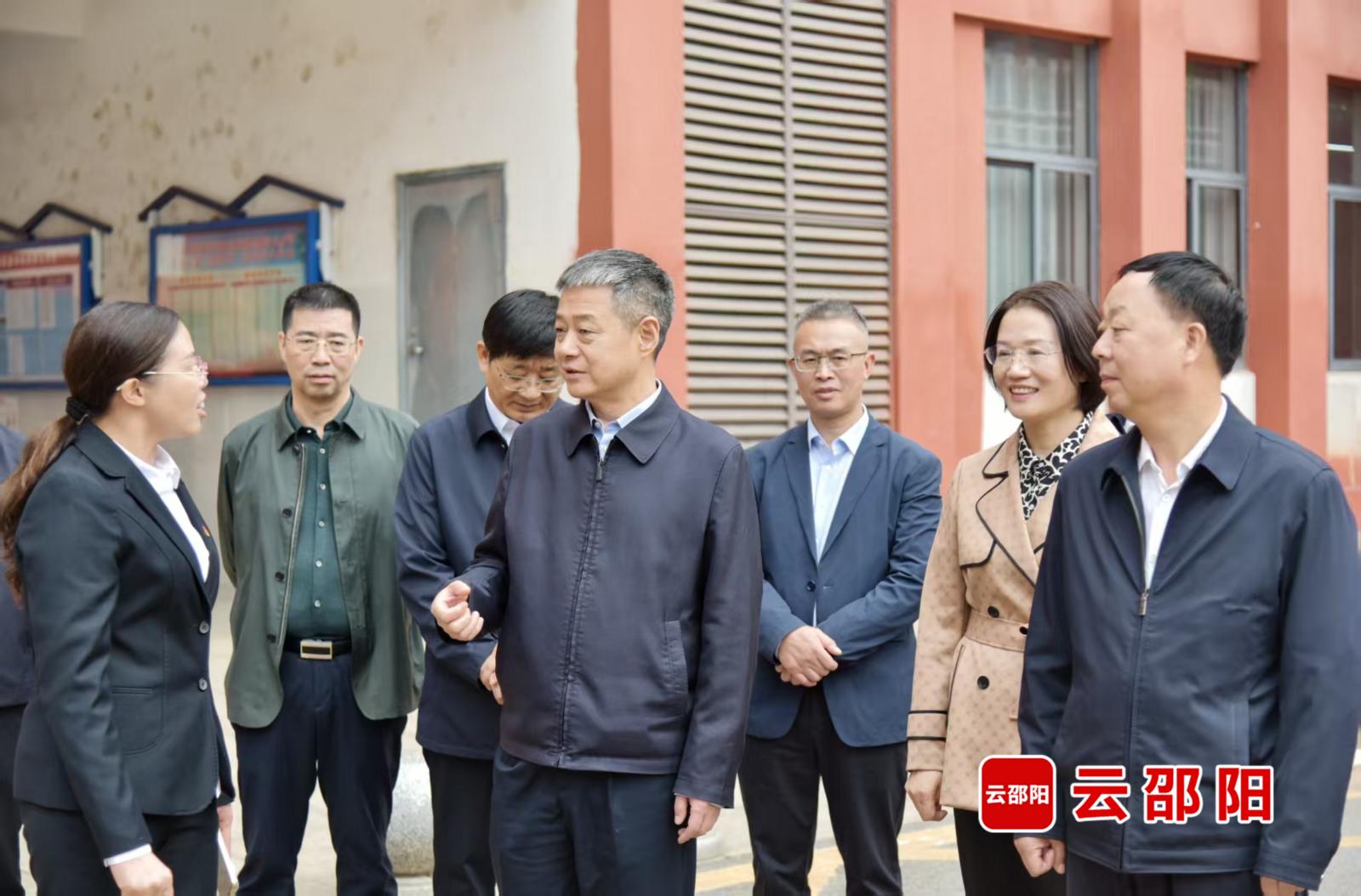 严华在新邵和隆回调研校园安全、乡村振兴工作