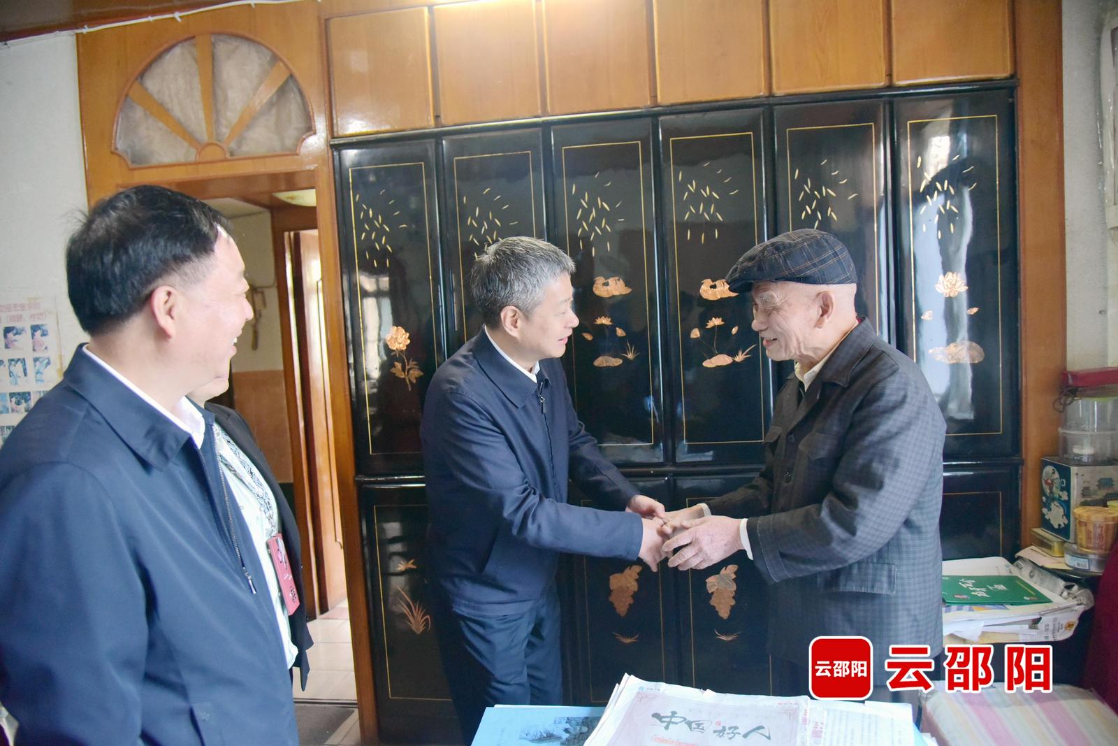 严华重阳节走访慰问老年人 向全市老年朋友致以节日问候