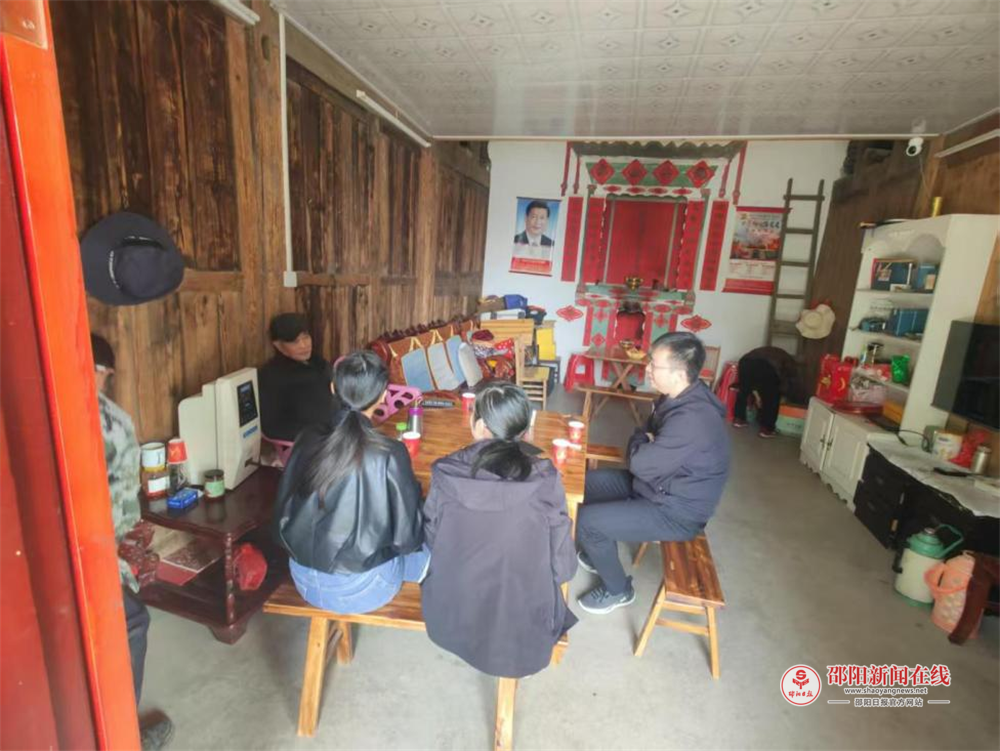 武冈市秦桥镇开展重阳节走访慰问退休老干部活动