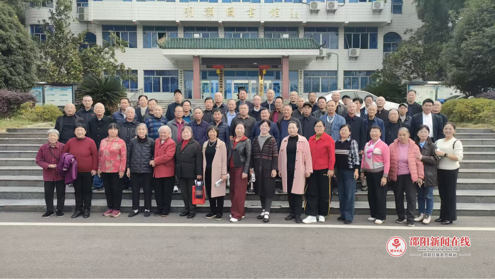 武冈市第二中学举办重阳节退休教师座谈会