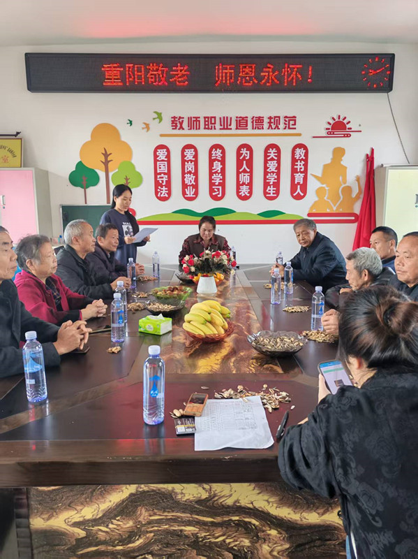 隆回县北山镇梅溪小学开展退休教师座谈会