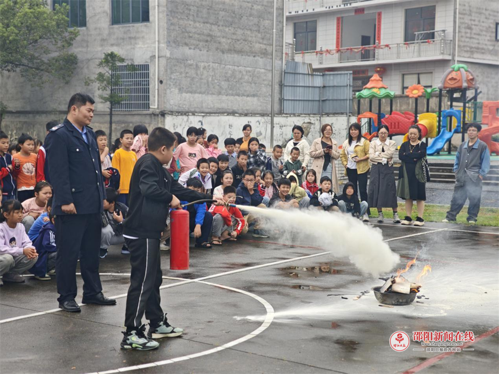 新宁县水庙镇万峰学校开展“消防安全宣传”活动