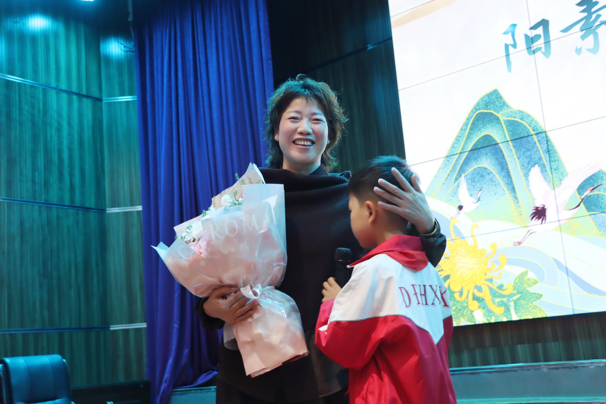 隆回县东方红小学举办“敬贤 传承 共乐”主题茶话会