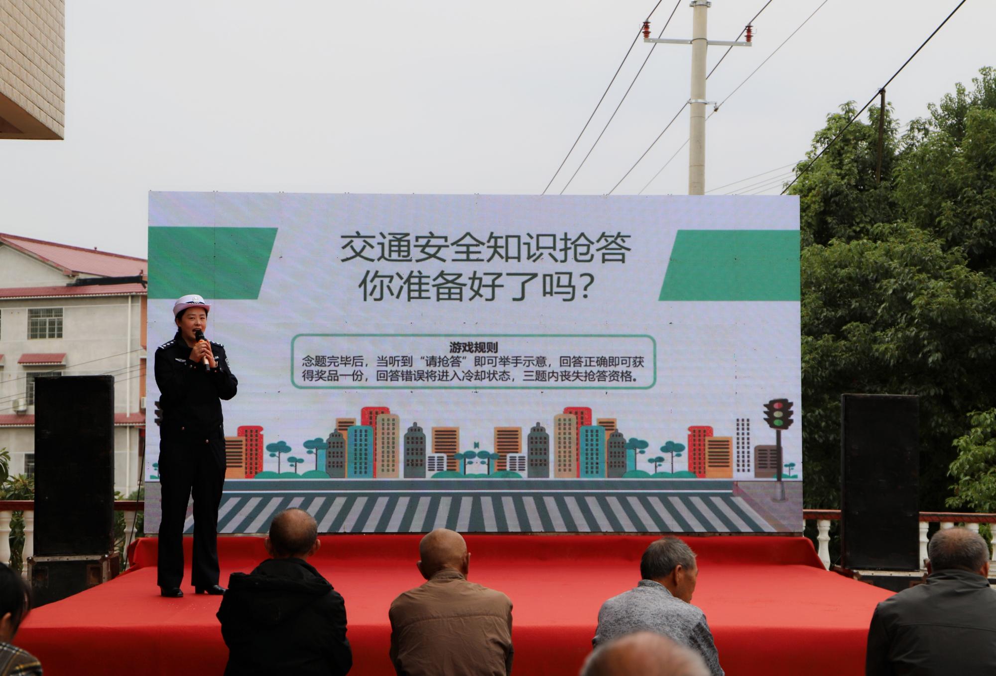 邵东交警开展交通安全巡回宣传活动