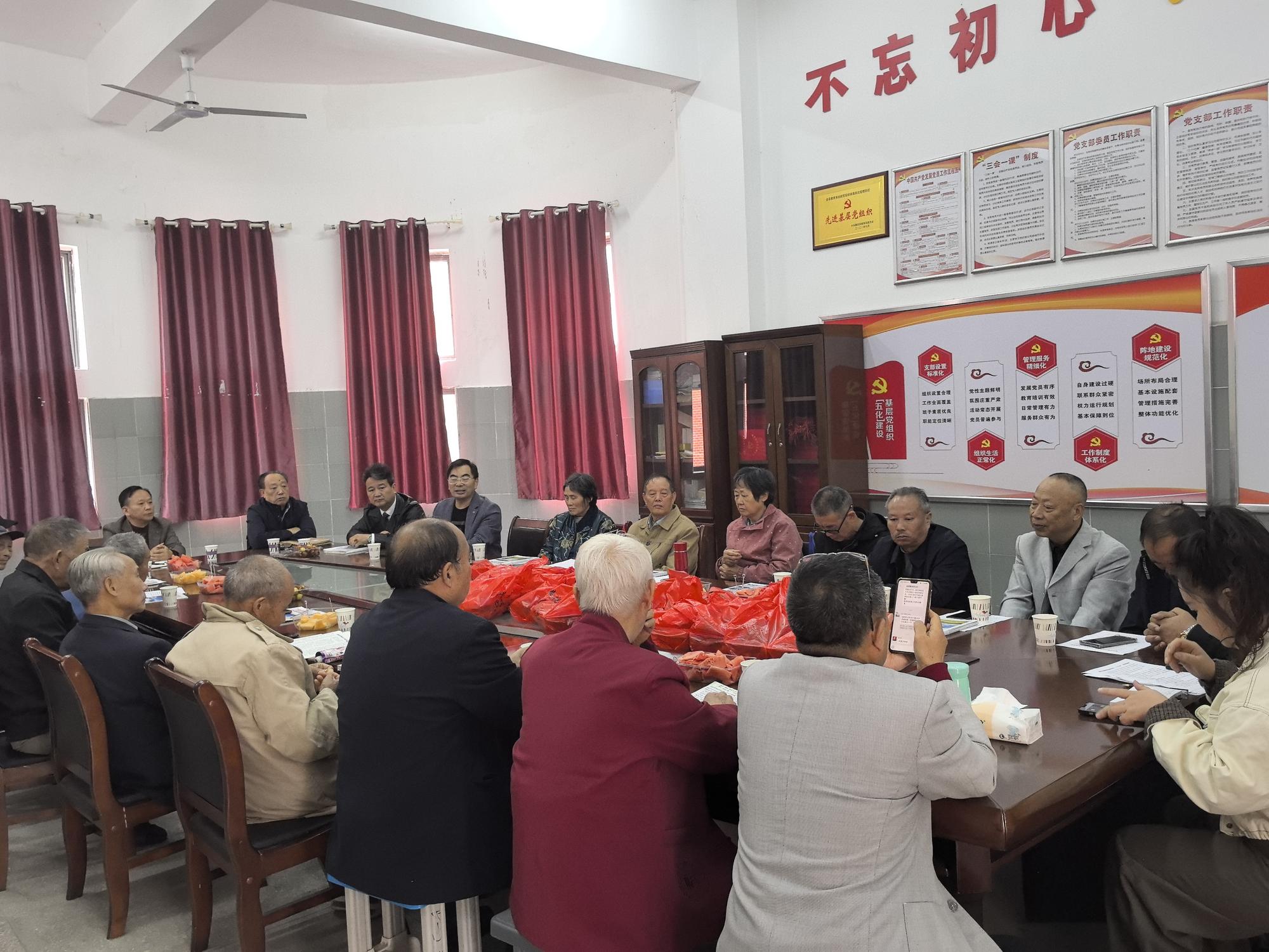 隆回县教师进修学校召开重阳节退休教师座谈会