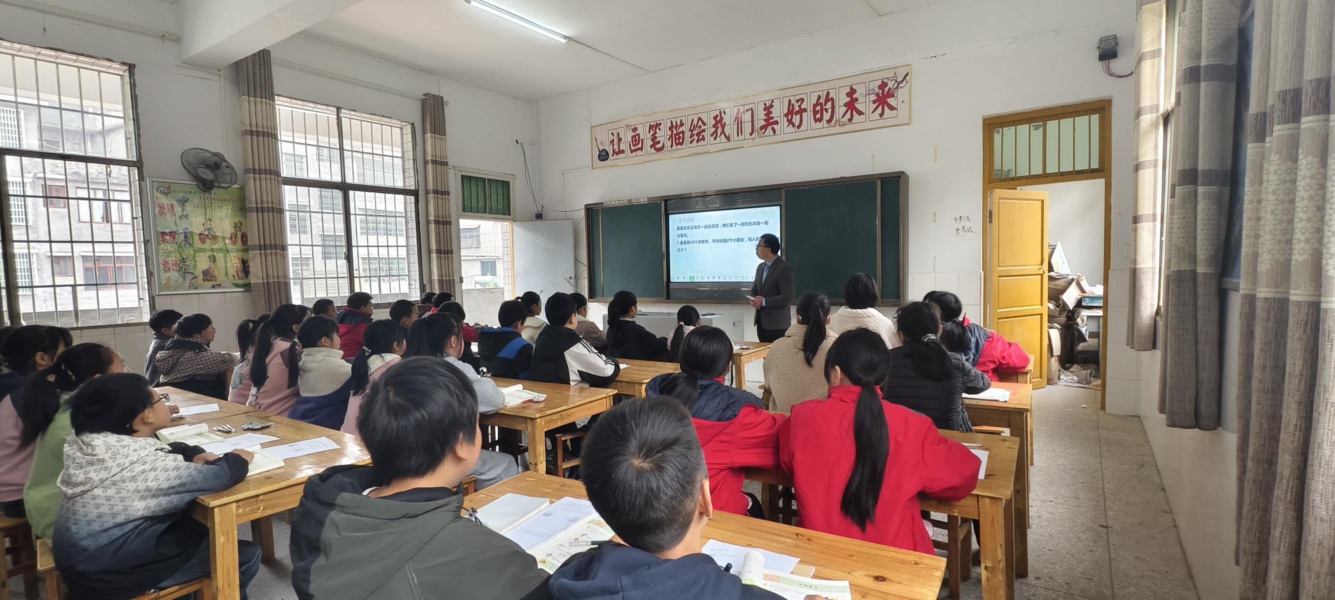 隆回县教研室“送教送研”下乡活动在小沙江镇中心学校举行