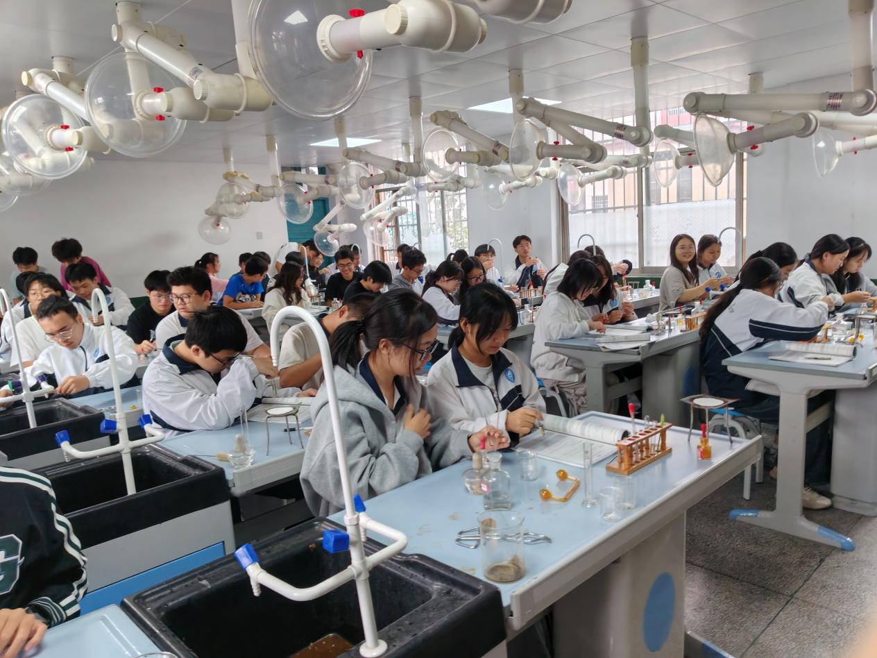 邵东市振华中学实验室与机房设备升级赋能教学新发展