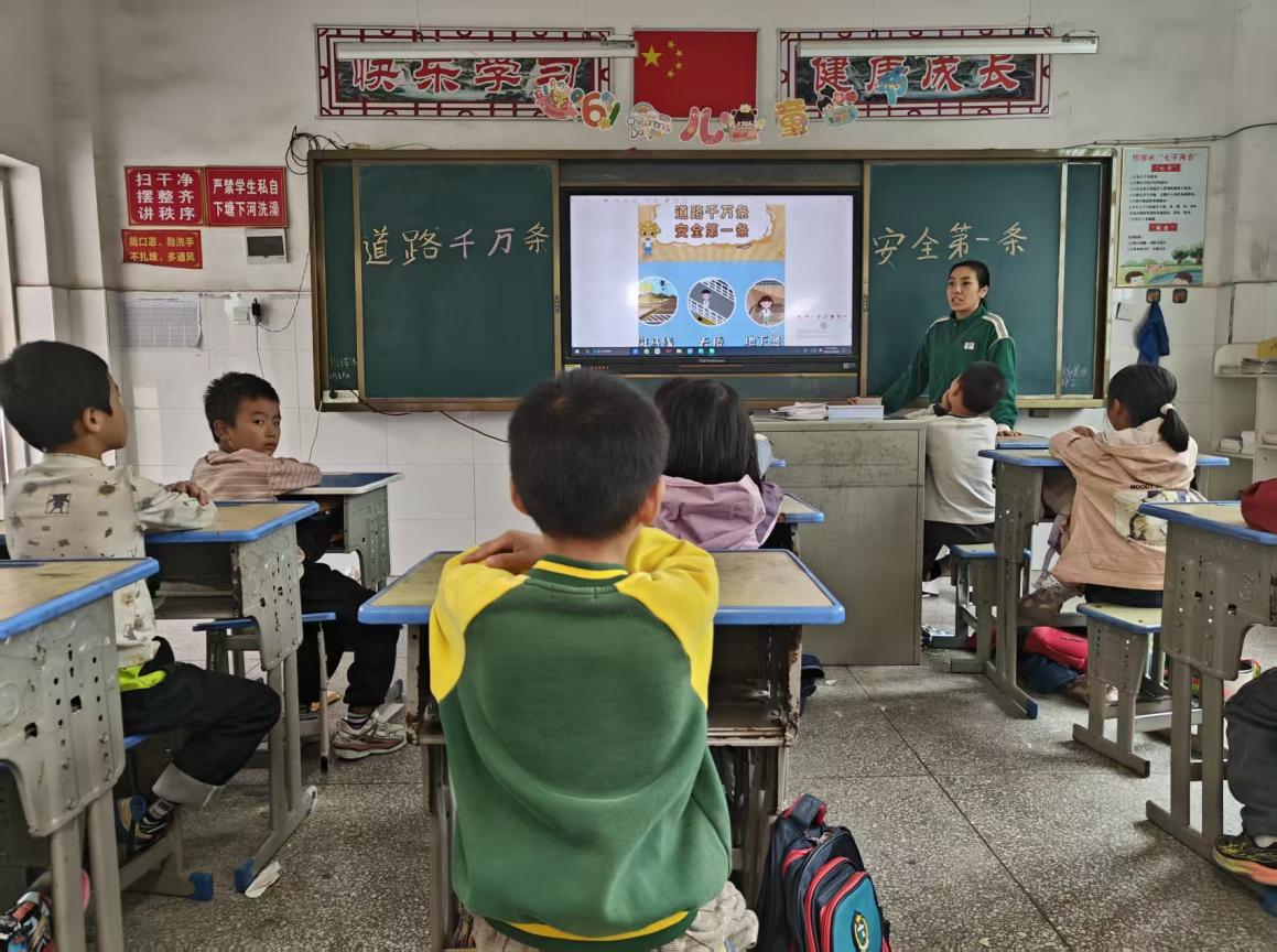 隆回县罗白九年义务制学校开展交通安全主题班会活动