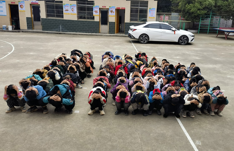 隆回县金石桥镇新良小学开展防空袭应急演练活动