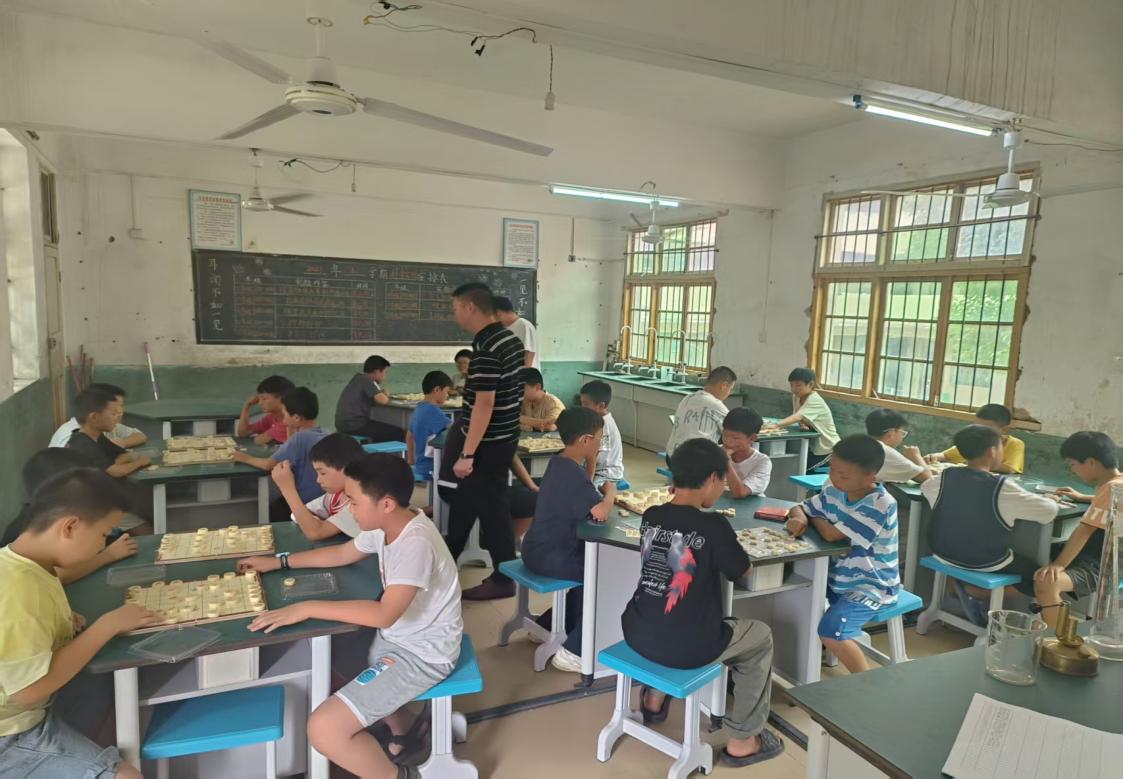 隆回县横板桥镇罗子团完全小学开设“智慧象棋”特色课程