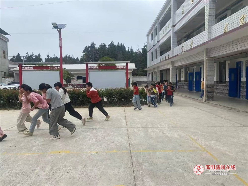 洞口县竹市镇龙潭完全小学开展消防安全演练活动