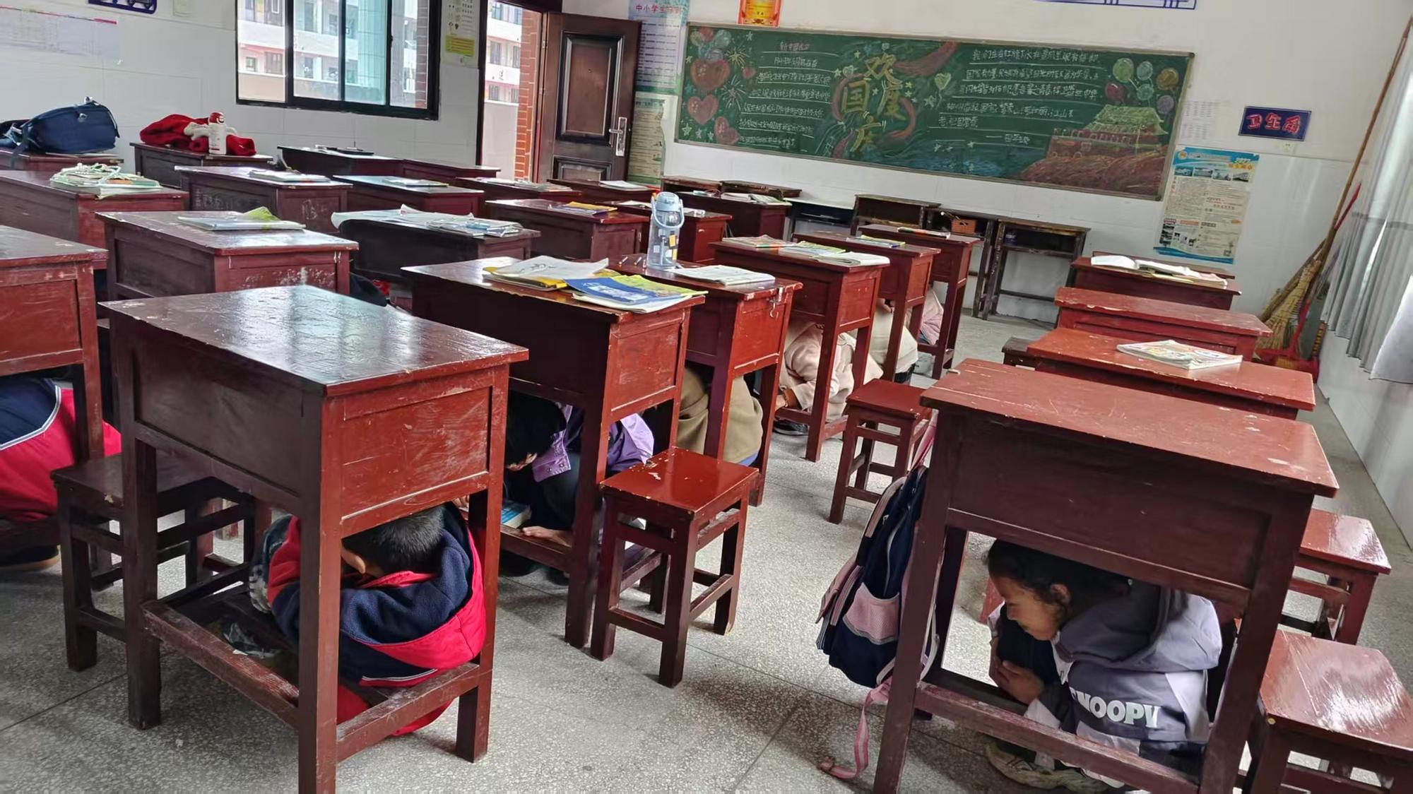 隆回县鸭田九年义务制学校举行防空应急疏散演练