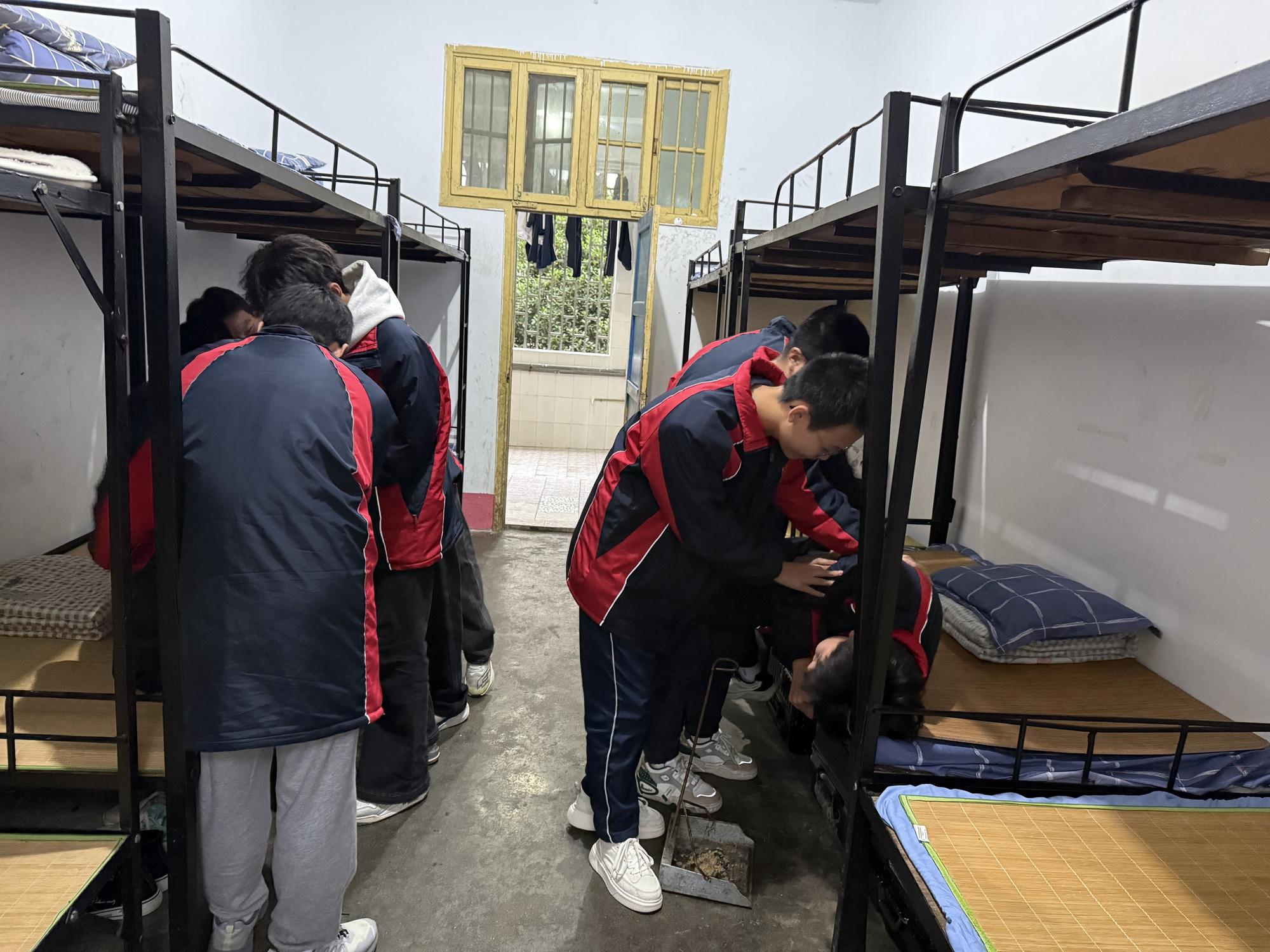 隆回二中开展食物中毒事故应急演练活动