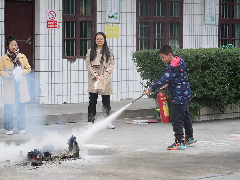  隆回县荷田乡青龙小学举行消防安全演练