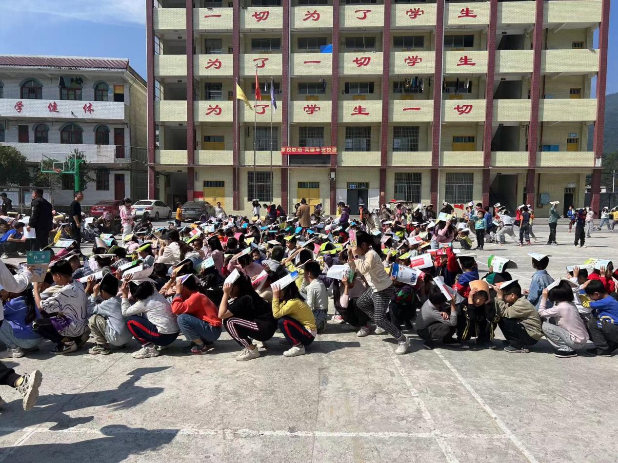 隆回县司门前镇石桥铺九年义务制学校开展防空疏散演练活动