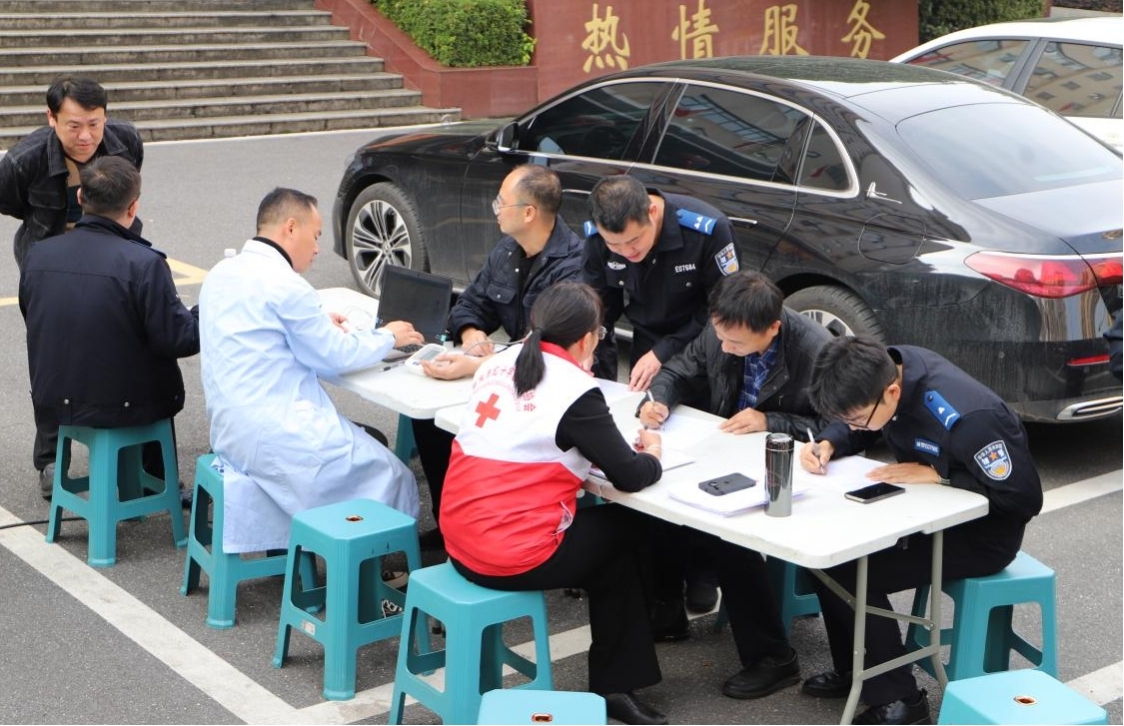 邵东市公安局交警大队开展无偿献血活动