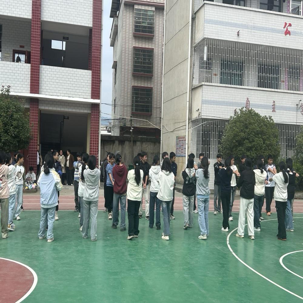 隆回县羊古坳镇中团中学开展体育示范课观摩活动